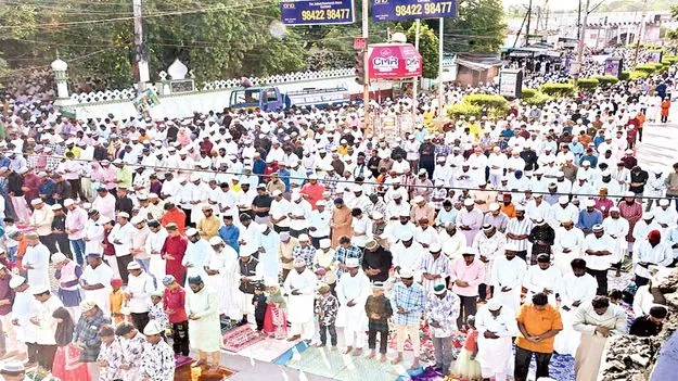 సహనం, సేవా గుణంతో జీవించాలి