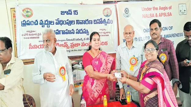 వృద్ధులతో గౌరవంగా మెలగాలి