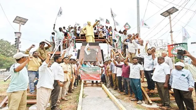 డిమాండ్లు నెరవేర్చకపోతే నిరాహార దీక్షలే 