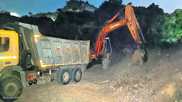 కొండలు కొల్లగొడుతున్నారు