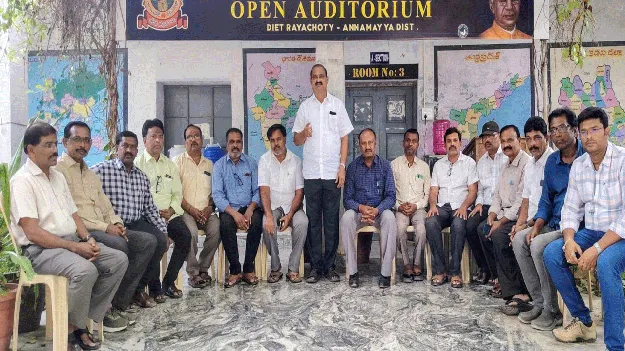 ప్రభుత్వ టీచర్లతో సమానంగా పదోన్నతులు కల్పించాలి