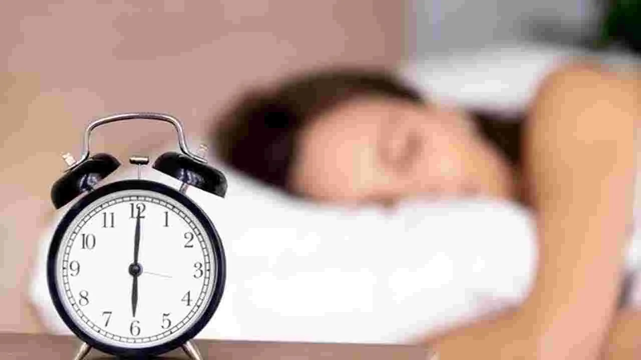 Beauty Tips: రాత్రిళ్లు ముఖానికి చందనం రాసుకుని పడుకుంటే.. ఏమవుతుందో తెలుసా..