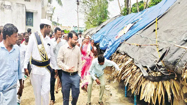 ఆక్రమణలను పరిశీలించిన జేసీ
