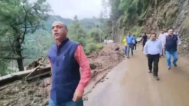 Landslides: విరిగిపడిన కొండచరియలు.. తృటిలో తప్పించుకున్న మాజీ సీఎం