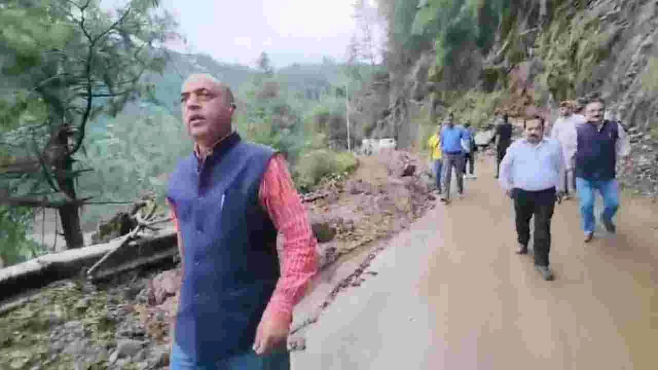 Landslides: విరిగిపడిన కొండచరియలు.. తృటిలో తప్పించుకున్న మాజీ సీఎం