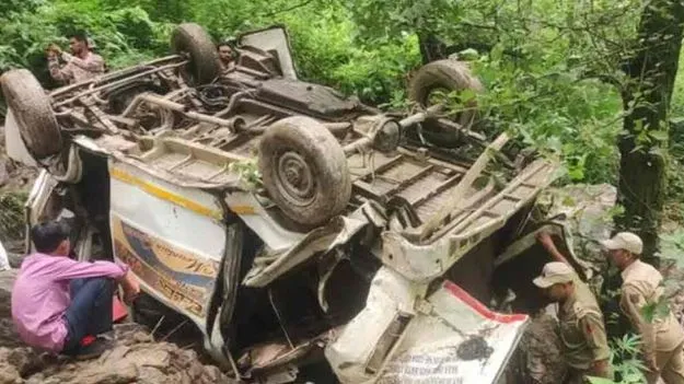 Road Accidents: రోడ్డు ప్రమాదాల్లో 13 మంది మృతి 