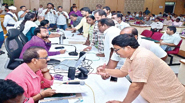 students certificates: విద్యార్థుల ధ్రువపత్రాలు పెండింగ్‌ వద్దు