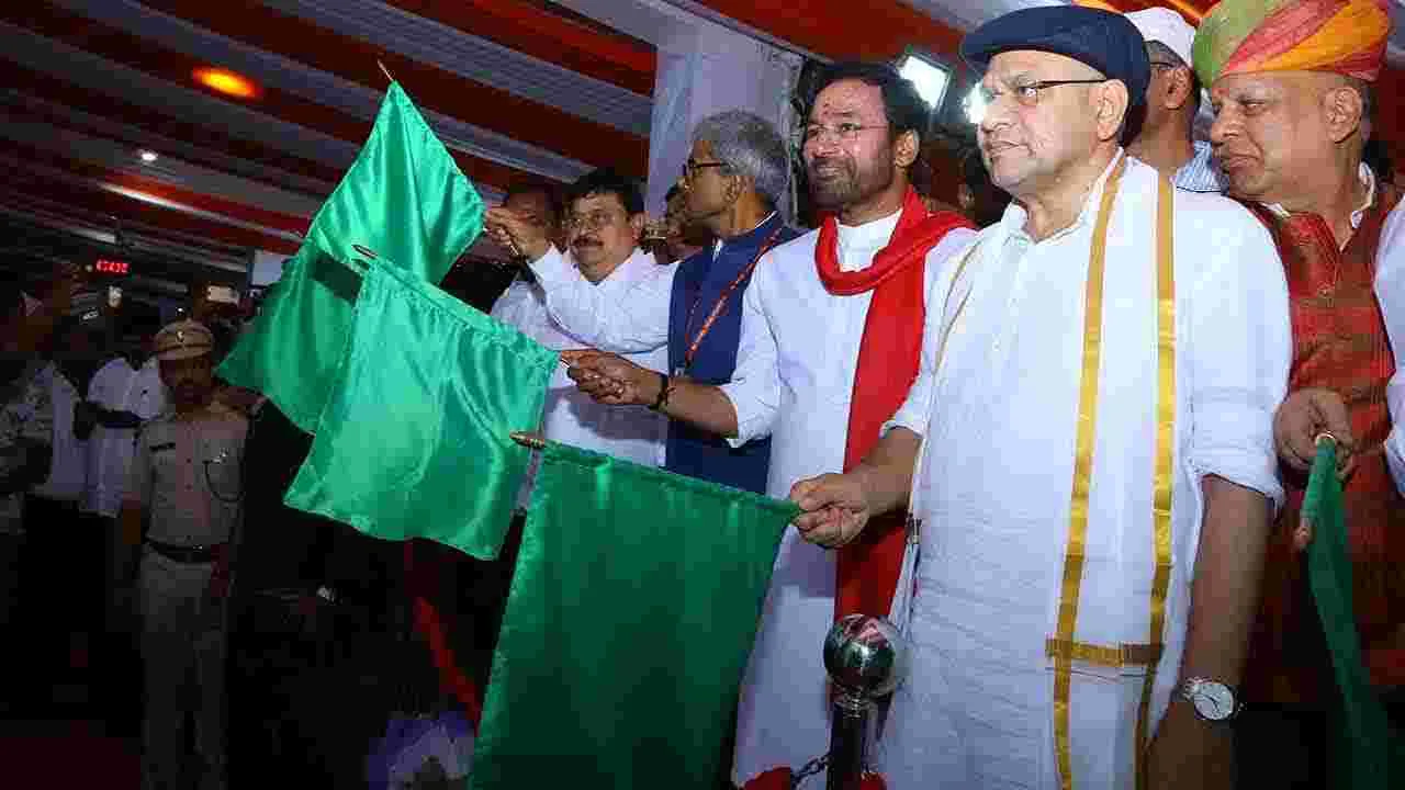 Kazipet Railway Coach Factory: కాజీపేట రైల్వే కోచ్ ఫ్యాక్టరీ పనులను పరిశీలించిన కేంద్రమంత్రులు