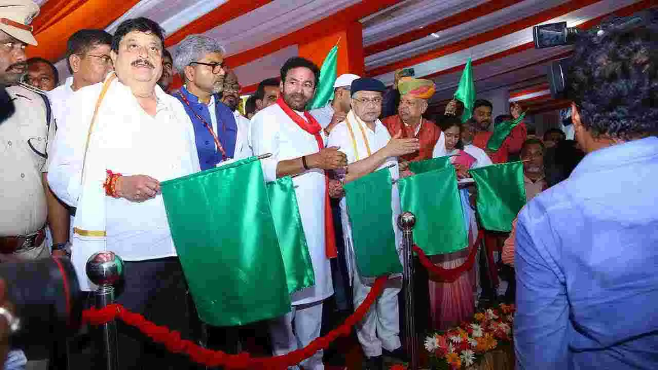 Kazipet Railway Coach Factory: కాజీపేట రైల్వే కోచ్ ఫ్యాక్టరీ పనులను పరిశీలించిన కేంద్రమంత్రులు