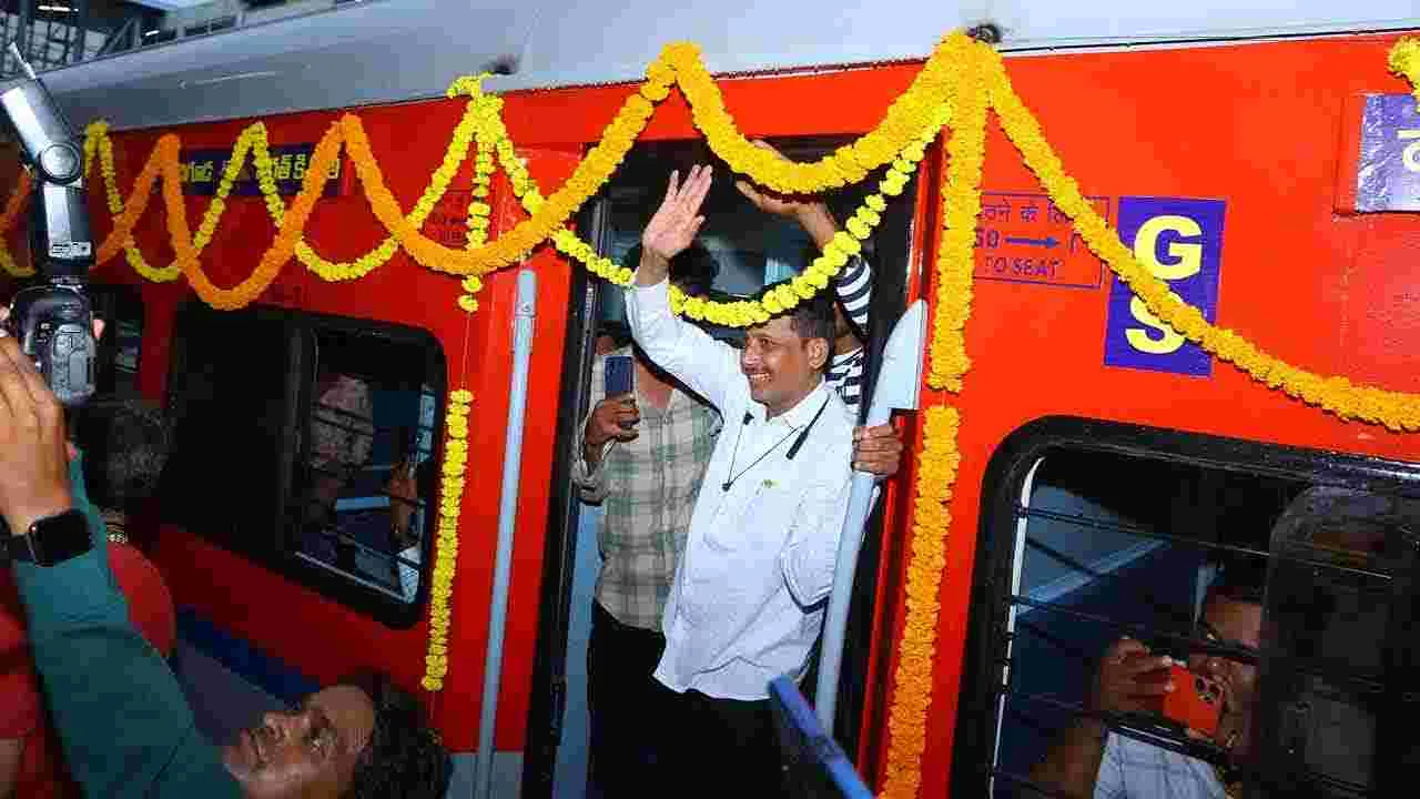 Kazipet Railway Coach Factory: కాజీపేట రైల్వే కోచ్ ఫ్యాక్టరీ పనులను పరిశీలించిన కేంద్రమంత్రులు