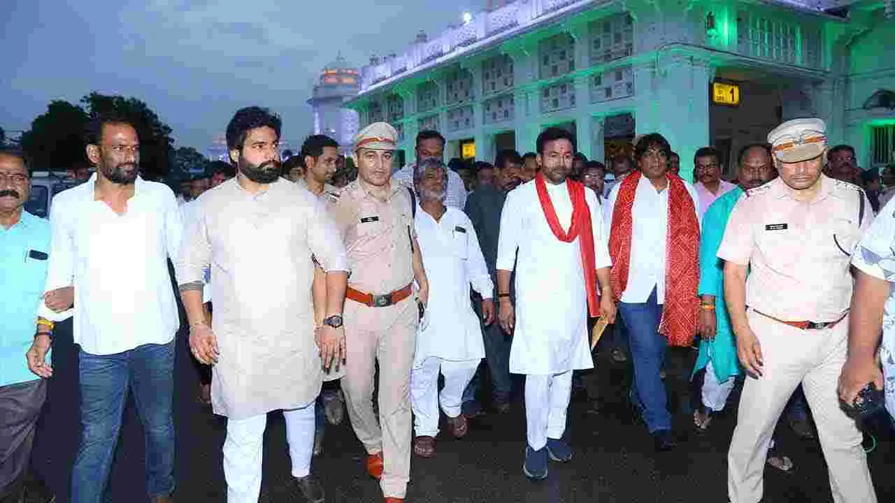 Kazipet Railway Coach Factory: కాజీపేట రైల్వే కోచ్ ఫ్యాక్టరీ పనులను పరిశీలించిన కేంద్రమంత్రులు