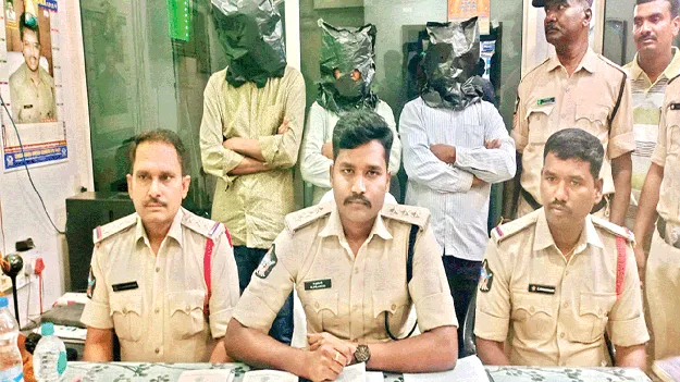 ముగ్గురి అరెస్టు