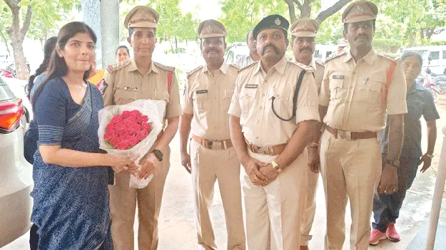 రాష్ట్ర మహిళా కమిషన చైర్‌పర్సనను కలిసిన డీఎస్పీ