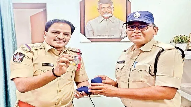 నాలుగో పట్టణ పోలీసులకు సేవా పతకాలు 