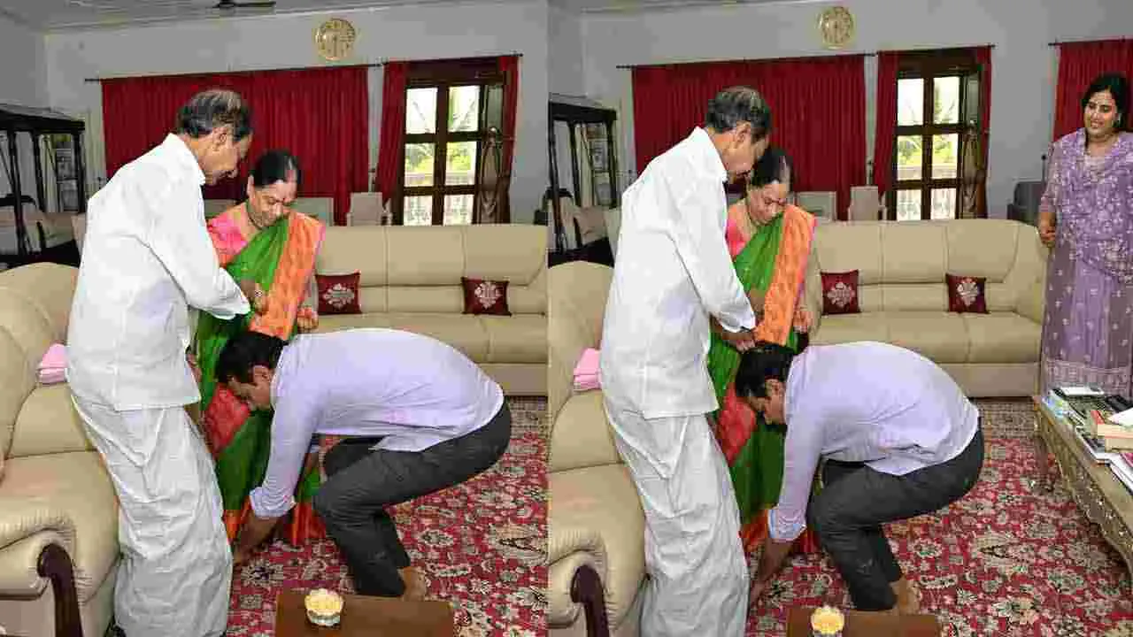 KTR: జన్మదినం.. తల్లిదండ్రుల వద్ద ఆశీర్వాదం తీసుకున్న కేటీఆర్