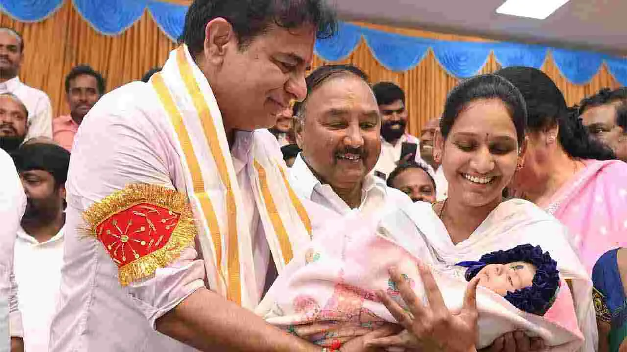 KTR: పరకాలలో కేటీఆర్ పర్యటన.. గిఫ్ట్ ఏ స్మైల్ కార్యక్రమంలో కేసీఆర్ కిట్లు పంపిణి