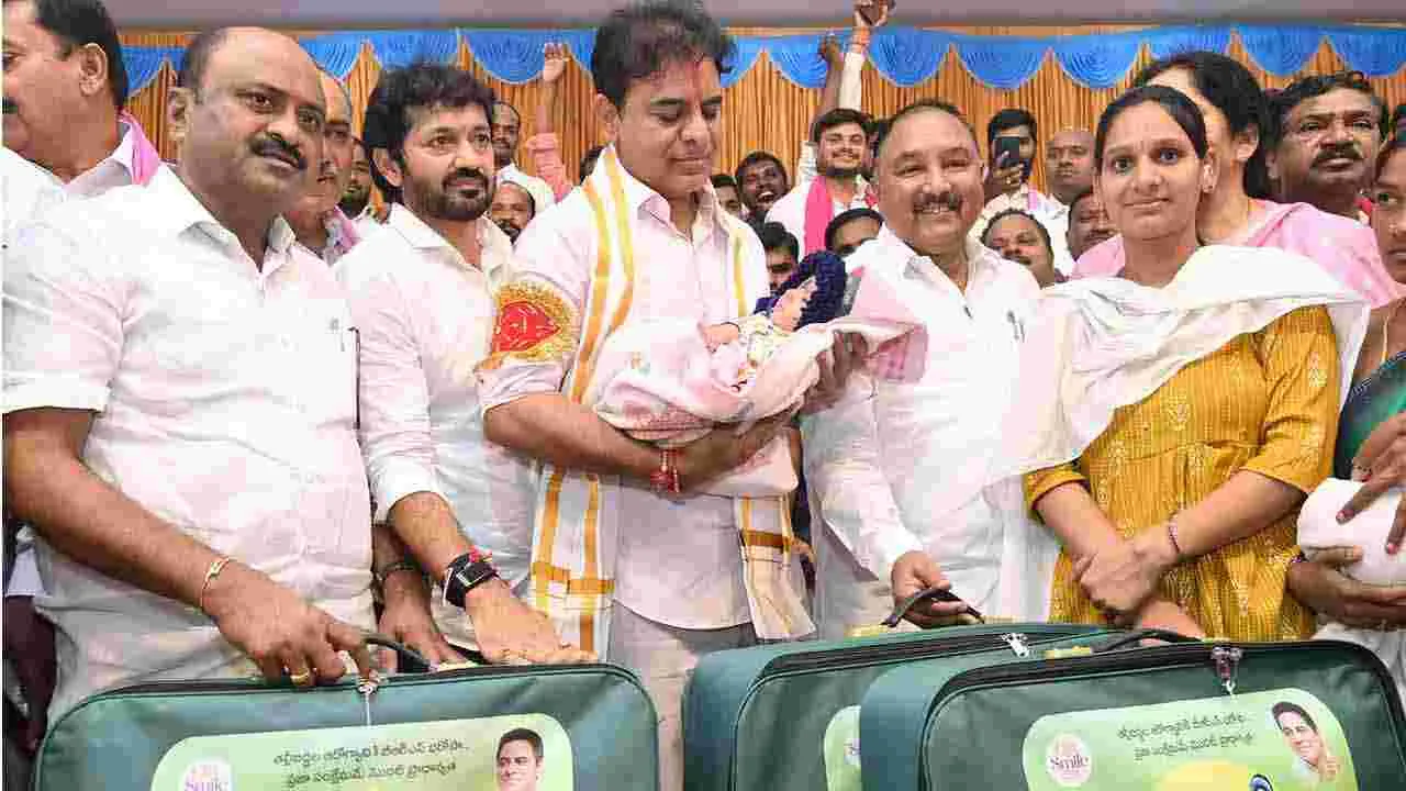 KTR: పరకాలలో కేటీఆర్ పర్యటన.. గిఫ్ట్ ఏ స్మైల్ కార్యక్రమంలో కేసీఆర్ కిట్లు పంపిణి