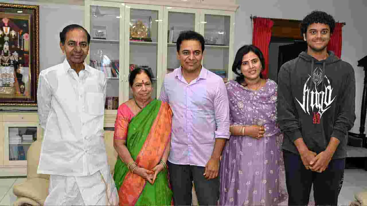 KTR: జన్మదినం.. తల్లిదండ్రుల వద్ద ఆశీర్వాదం తీసుకున్న కేటీఆర్