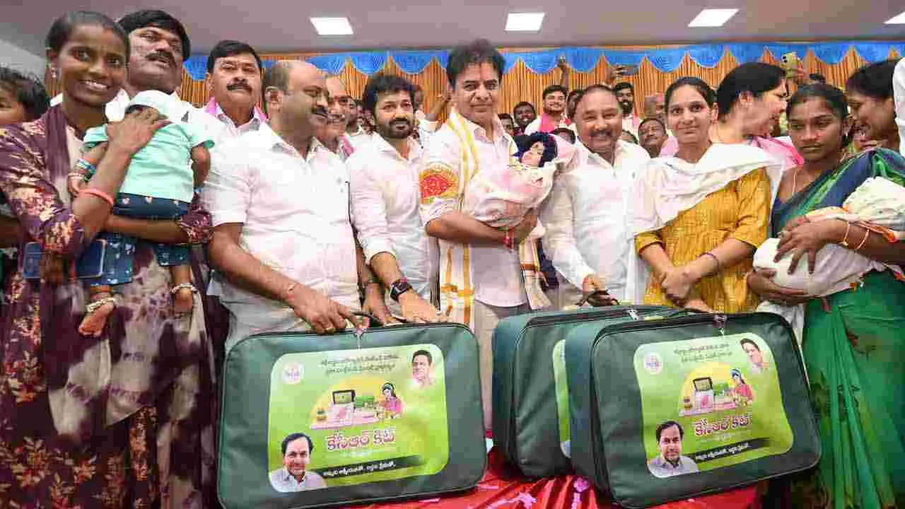 KTR: పరకాలలో కేటీఆర్ పర్యటన.. గిఫ్ట్ ఏ స్మైల్ కార్యక్రమంలో కేసీఆర్ కిట్లు పంపిణి