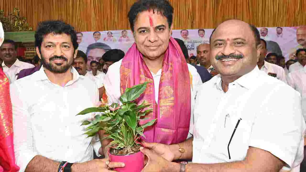 KTR: పరకాలలో కేటీఆర్ పర్యటన.. గిఫ్ట్ ఏ స్మైల్ కార్యక్రమంలో కేసీఆర్ కిట్లు పంపిణి