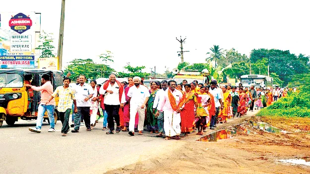 భజనలు చేస్తూ.. సంకీర్తనలు పాడుతూ