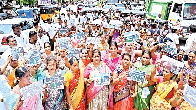 మహిళలకు వైఎస్‌ భారతి క్షమాపణ చెప్పాలి