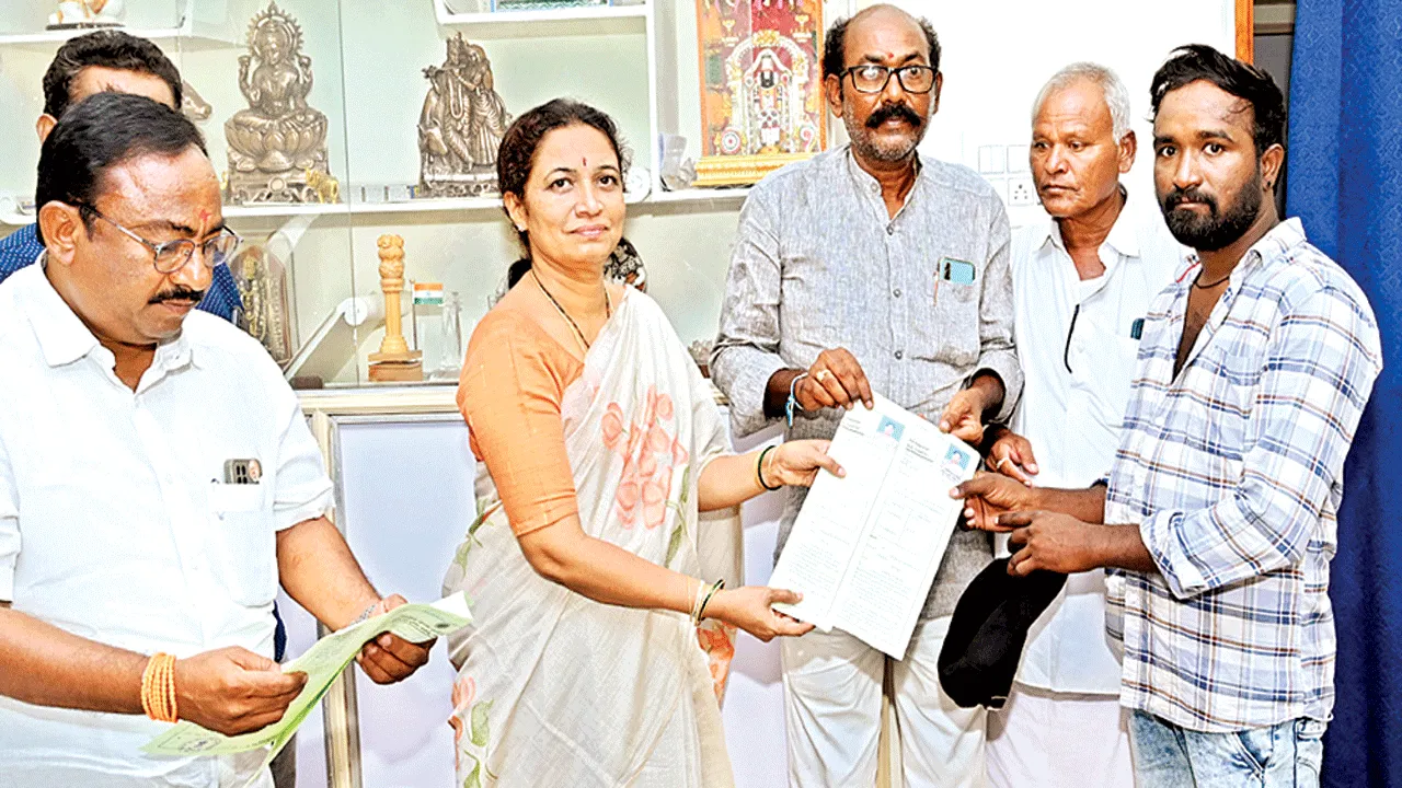 అర్హులందరికీ ఇళ్ల స్థలాలు 