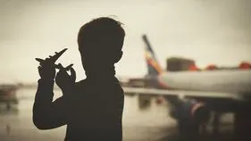 Parents Leave Child: 10 ఏళ్ల బాలుడిని ఎయిర్‌పోర్టులో వదిలిపెట్టేసిన తల్లిదండ్రులు