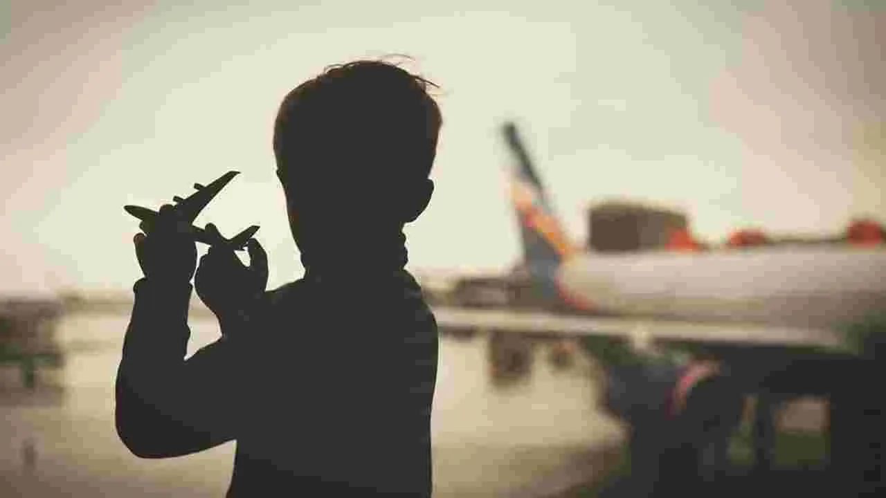 Parents Leave Child: 10 ఏళ్ల బాలుడిని ఎయిర్‌పోర్టులో వదిలిపెట్టేసిన తల్లిదండ్రులు