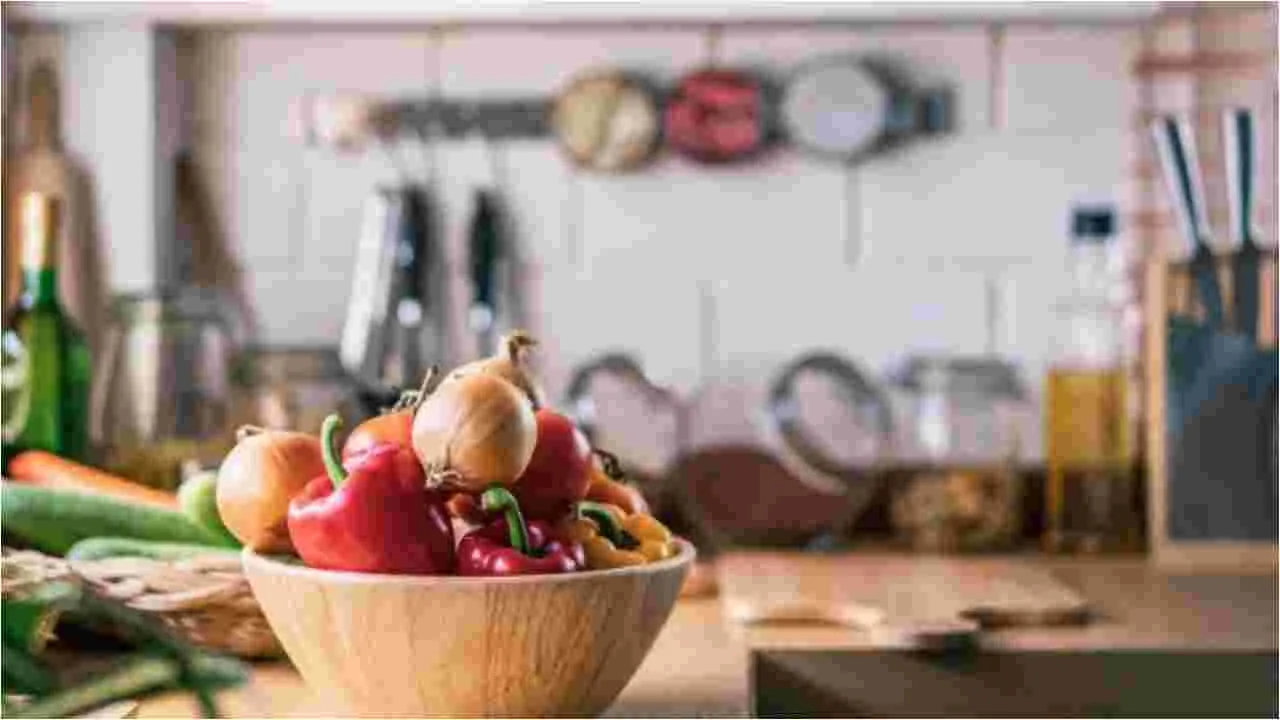Vastu Tips: వంటగదిలో ఈ 3 వస్తువులు పడిపోతే.. అష్ట దరిద్రాలే..