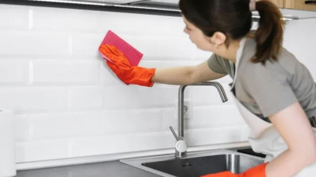 Tips To Clean Kitchen Tiles:  కిచెన్ టెయిల్స్‌పై మరకలు పేరుకుపోయయా? కేవలం 5 నిమిషాల్లో..