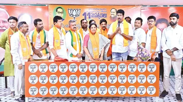 బీజేపీలో చేరిన మాజీ ఎమ్మెల్యే మురళీకృష్ణ