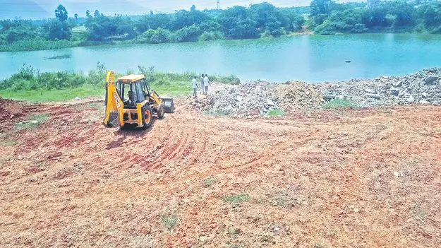 చెలరేగిపోతున్న భూ కబ్జాదారులు