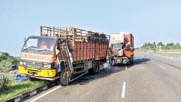 వ్యాన్‌ను ఢీకొన్న లారీ 