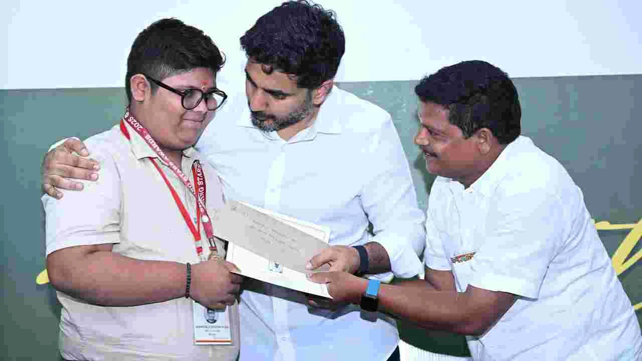 షైనింగ్ స్టార్స్ అవార్డ్స్-2025.. విద్యార్థులకు అవార్డులే అవార్డులు..