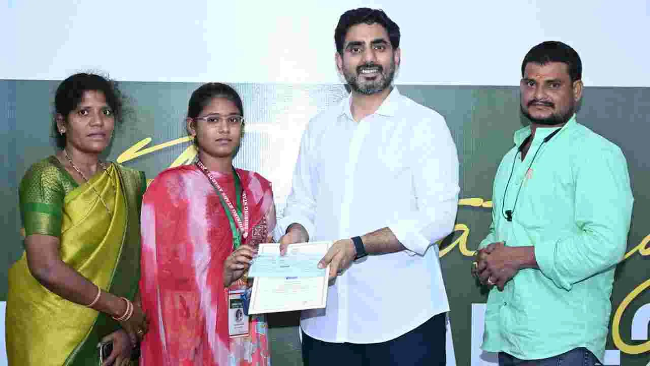 షైనింగ్ స్టార్స్ అవార్డ్స్-2025.. విద్యార్థులకు అవార్డులే అవార్డులు..