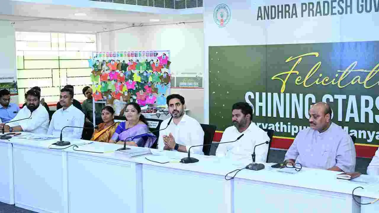 షైనింగ్ స్టార్స్ అవార్డ్స్-2025.. విద్యార్థులకు అవార్డులే అవార్డులు..