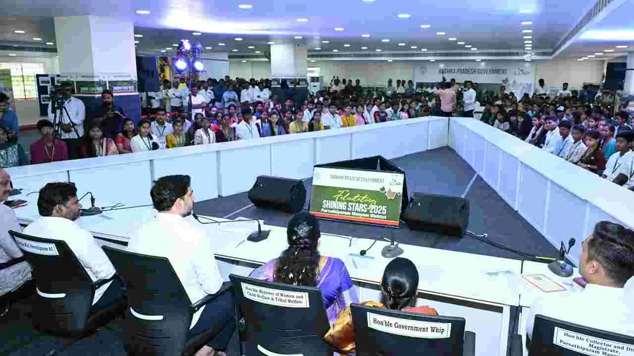 షైనింగ్ స్టార్స్ అవార్డ్స్-2025.. విద్యార్థులకు అవార్డులే అవార్డులు..