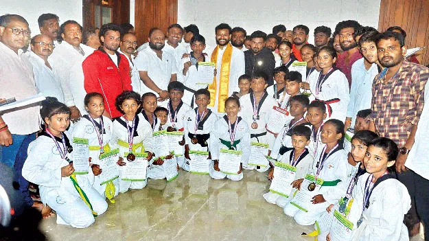 జిల్లా ప్రతిష్టను ఇనుమడింపజేయాలి