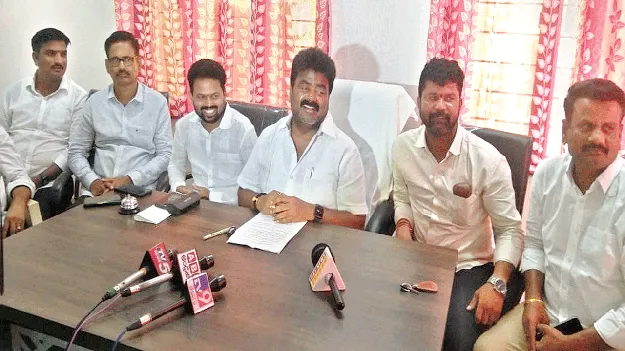 వెన్నుపోటుకు ప్రతిరూపం జగన్‌రెడ్డి