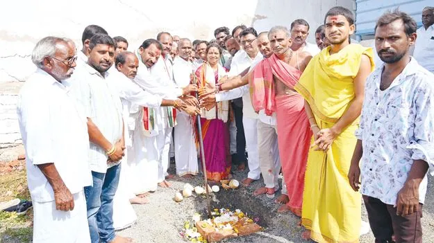 శివాలయ జీర్ణోద్ధరణకు భూమి పూజ