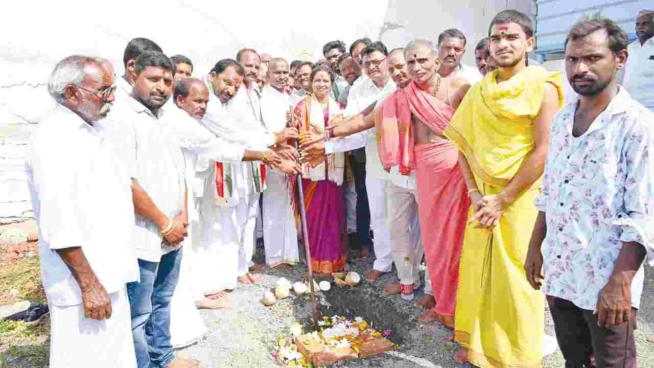 శివాలయ జీర్ణోద్ధరణకు భూమి పూజ