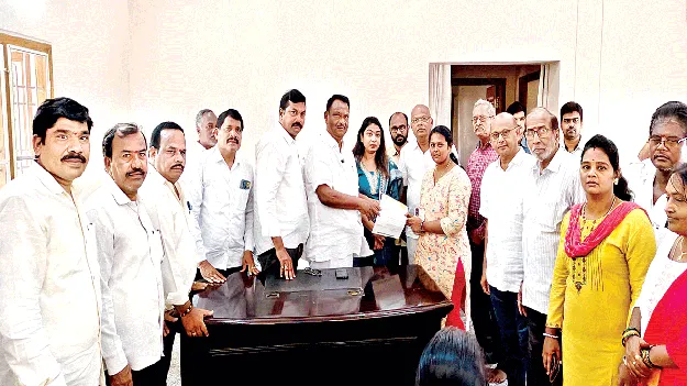 12 కుటుంబాలకు సీఎం సహాయనిధి అందజేత