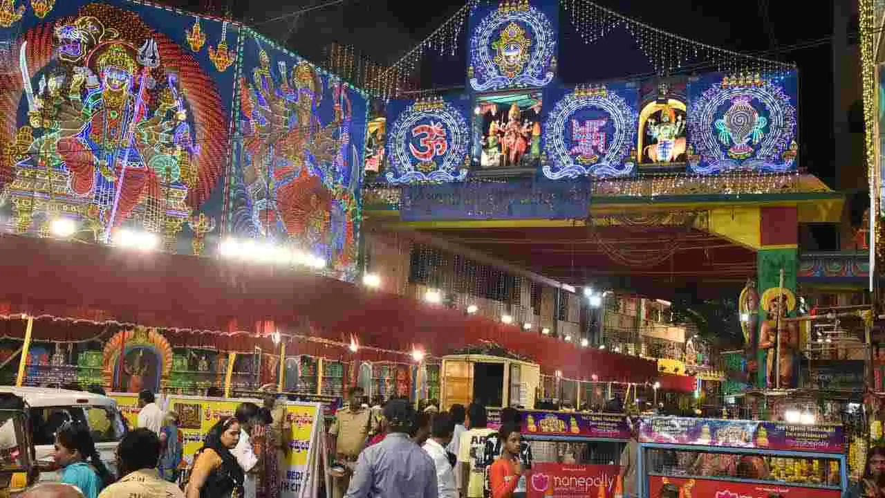 Bonalu Festival 2025: రాత్రి వేళ.. విద్యుత్ దీపాల అలంకరణతో ఉజ్జయినీ మహకాళి ఆలయం
