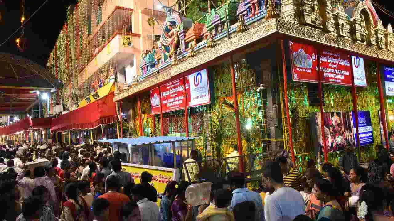 Bonalu Festival 2025: రాత్రి వేళ.. విద్యుత్ దీపాల అలంకరణతో ఉజ్జయినీ మహకాళి ఆలయం
