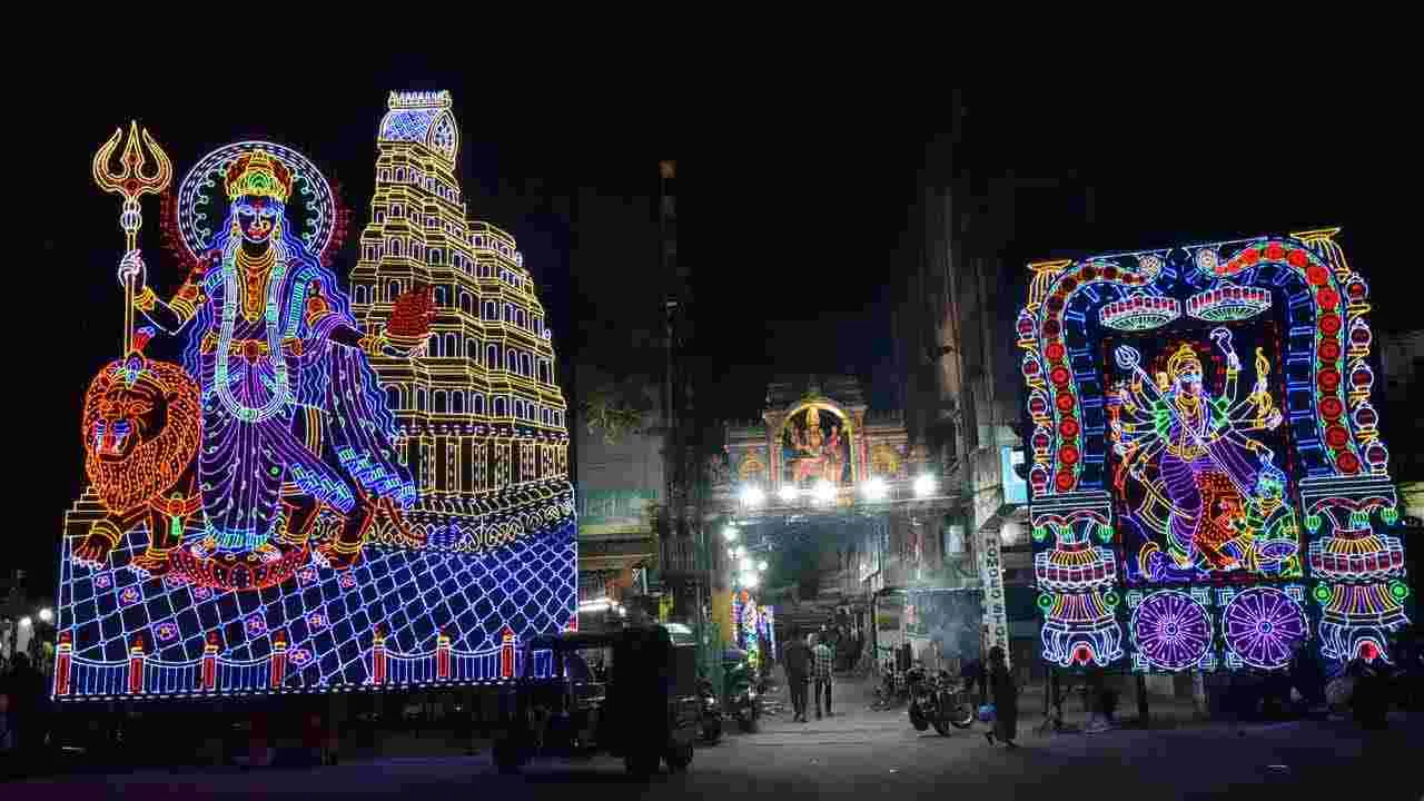 Bonalu Festival 2025: రాత్రి వేళ.. విద్యుత్ దీపాల అలంకరణతో ఉజ్జయినీ మహకాళి ఆలయం