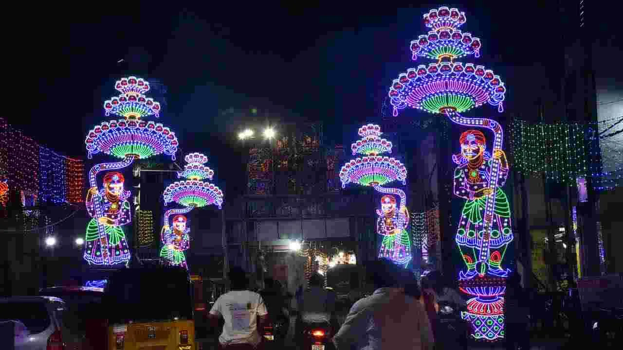 Bonalu Festival 2025: రాత్రి వేళ.. విద్యుత్ దీపాల అలంకరణతో ఉజ్జయినీ మహకాళి ఆలయం
