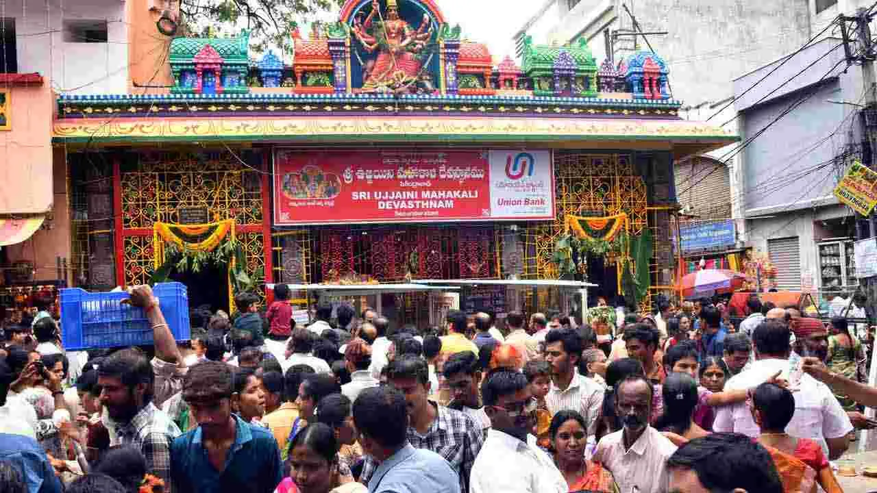 Ujjaini Mahakali Temple In Secundrabad: తొలి ఏకాదశి.. ఉజ్జయిని మహాకాళి ఆలయానికి పోటెత్తిన భక్తులు