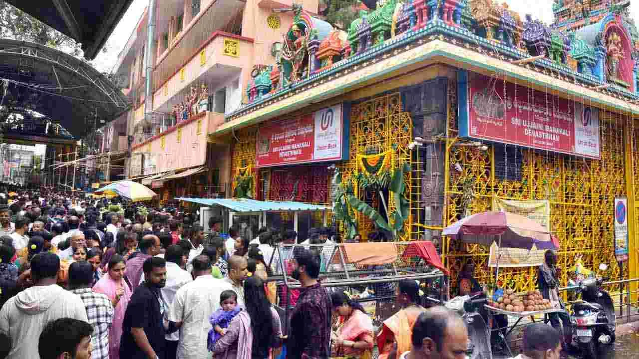 Ujjaini Mahakali Temple In Secundrabad: తొలి ఏకాదశి.. ఉజ్జయిని మహాకాళి ఆలయానికి పోటెత్తిన భక్తులు