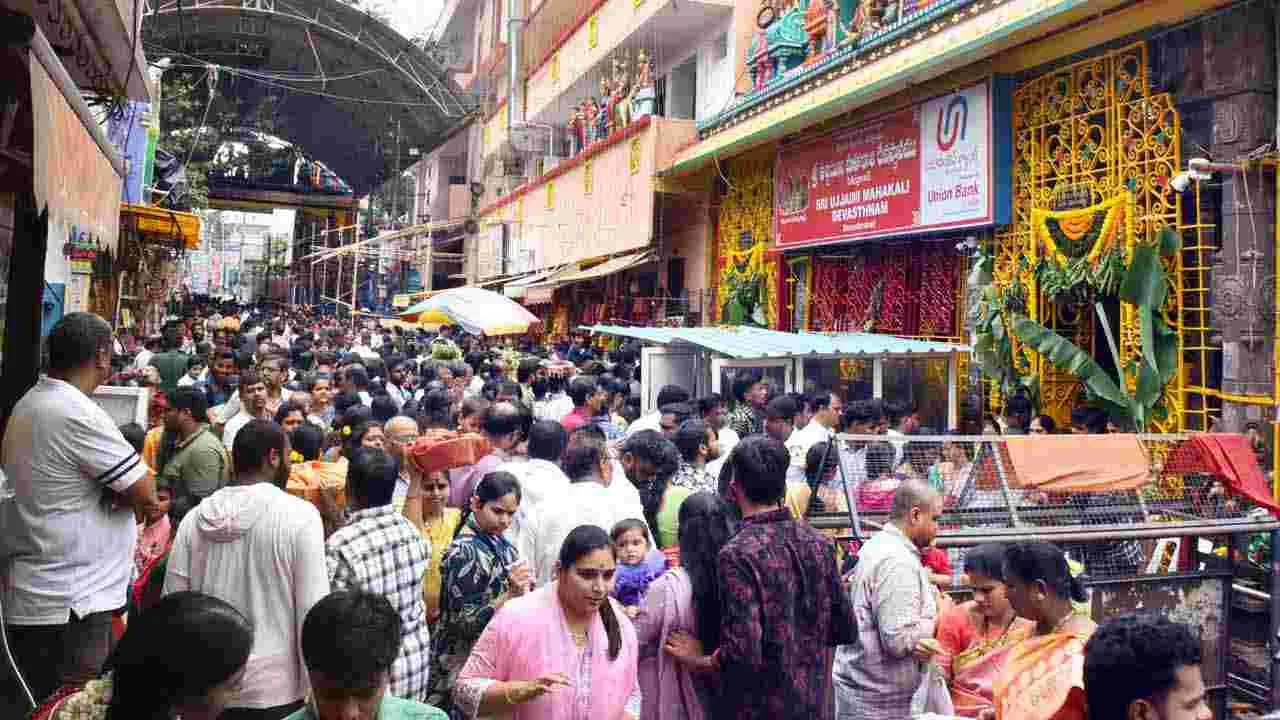 Ujjaini Mahakali Temple In Secundrabad: తొలి ఏకాదశి.. ఉజ్జయిని మహాకాళి ఆలయానికి పోటెత్తిన భక్తులు